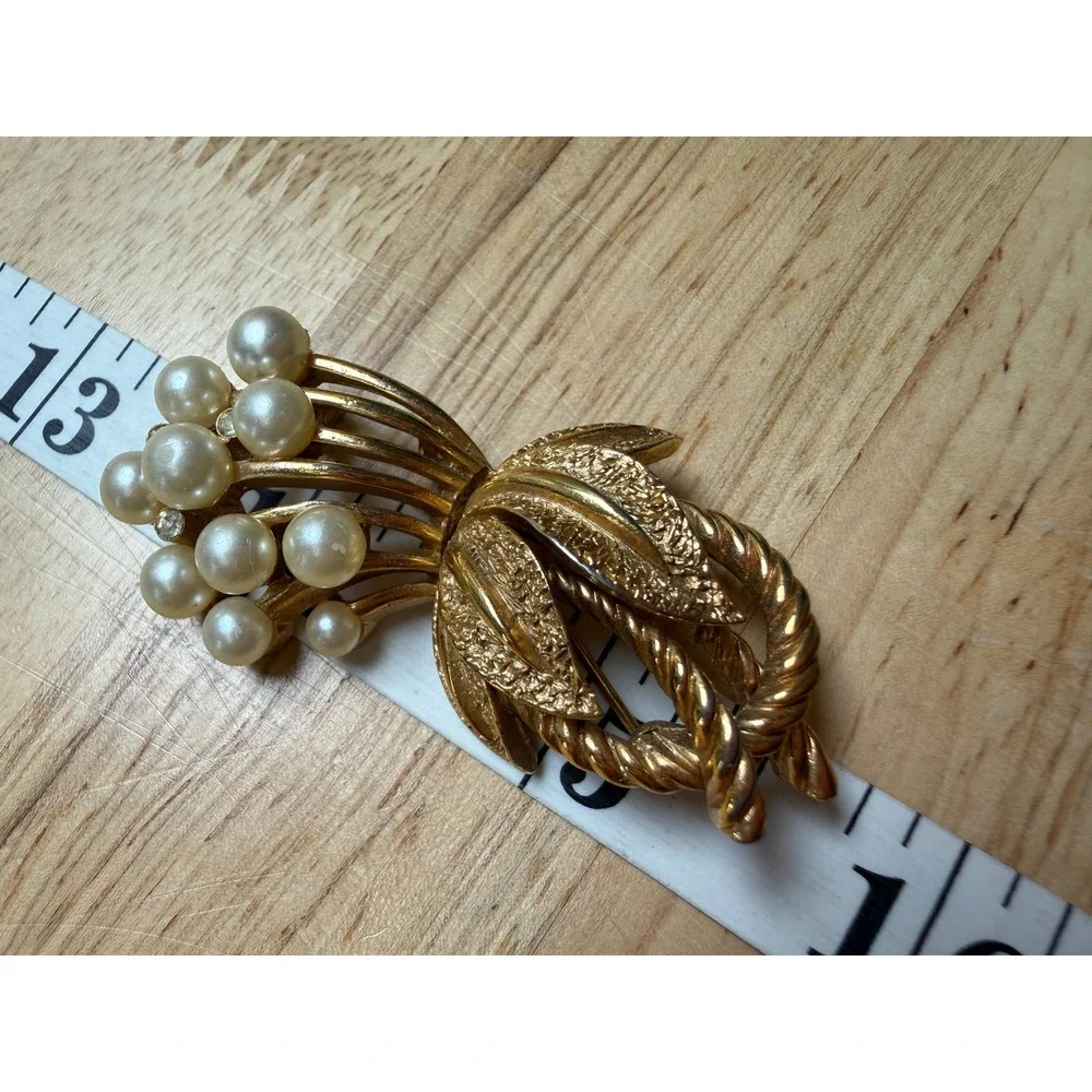 Crown Trifari Gold Tone Faux Pearl Rhinestone Brooch Vintage Floral Pin